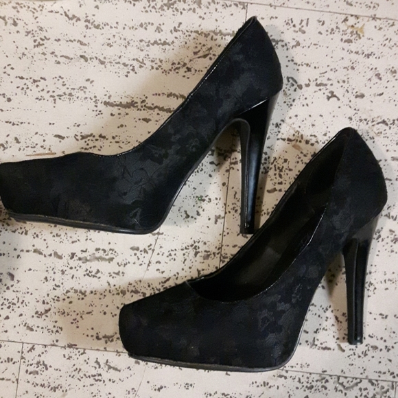 Black lacey high heel shoes size 71/2 - Picture 4 of 5